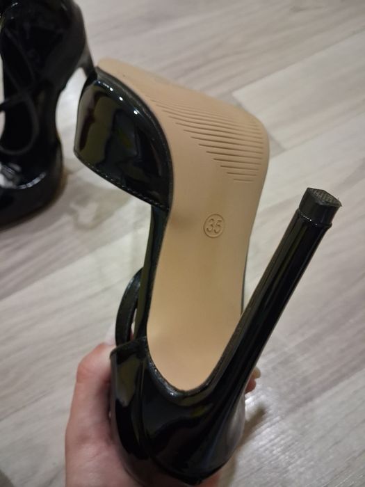 НОВИ черни лачени токчета