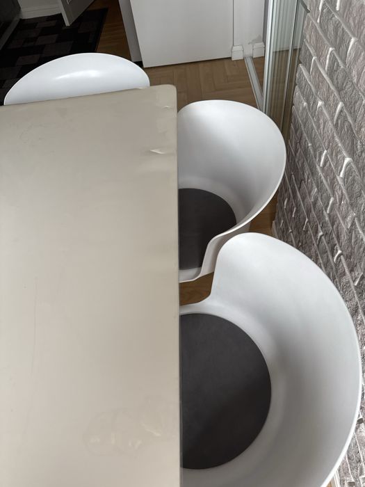 Стол и стулья белое и дерево