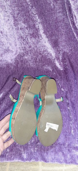 Продам босоножки новые