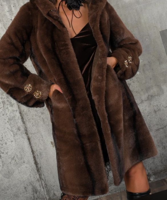 Чисто ново палто на много крадиео с качулка с хубав ввътрешен хастар о