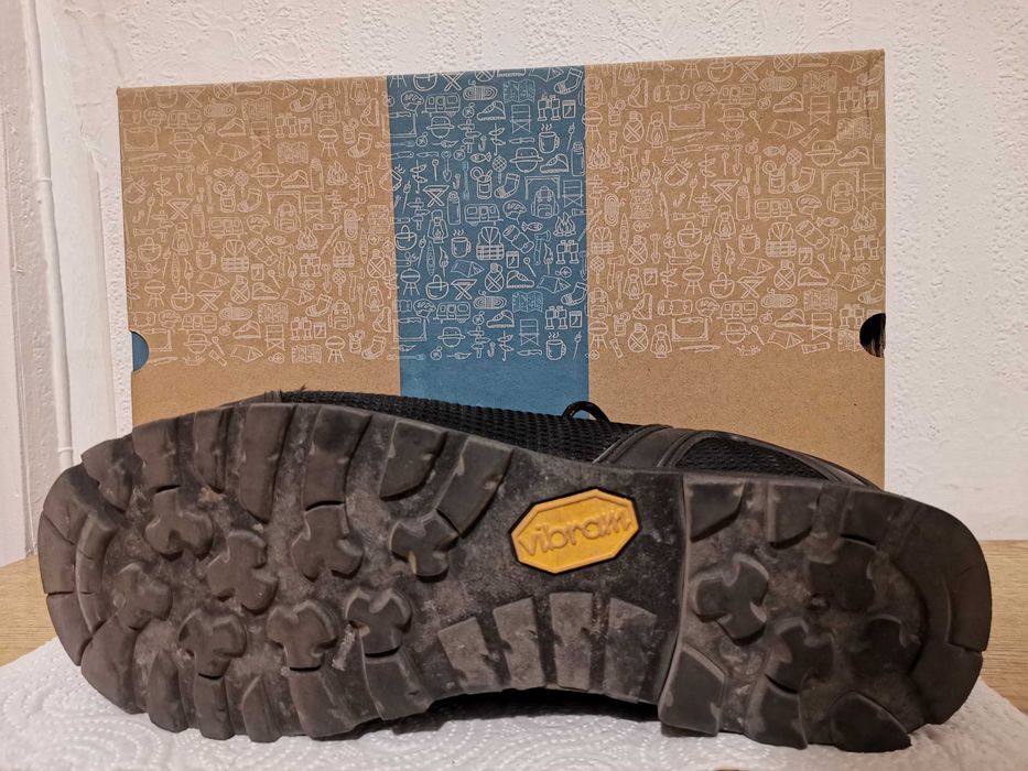 Продавам мъжки туристически обувки CMP