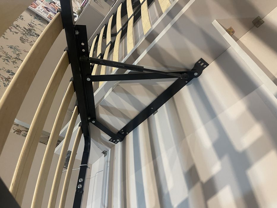 Продам 2 кровати и тумбочку