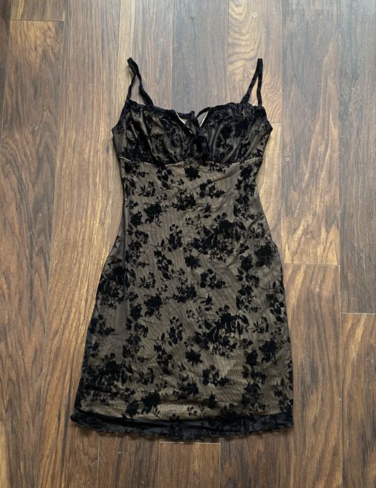 Черна дантелена къса рокля