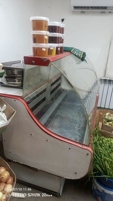 Срочно продаётся витринный холодильник