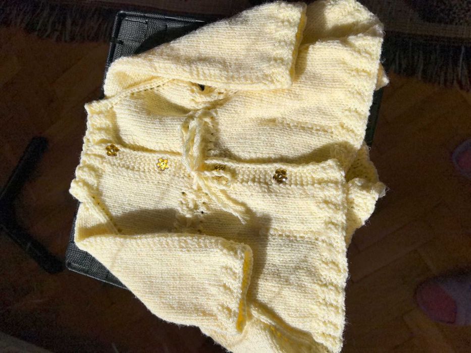 Ръчно плетена бебешка рокличка-жълта