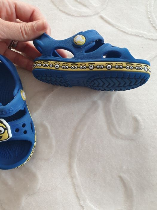 Vând sandale baieti crocs