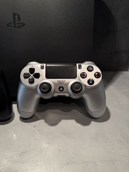 КАТО НОВ Ps4 Pro 1TB + 2 джойстика + Plants vs Zombies