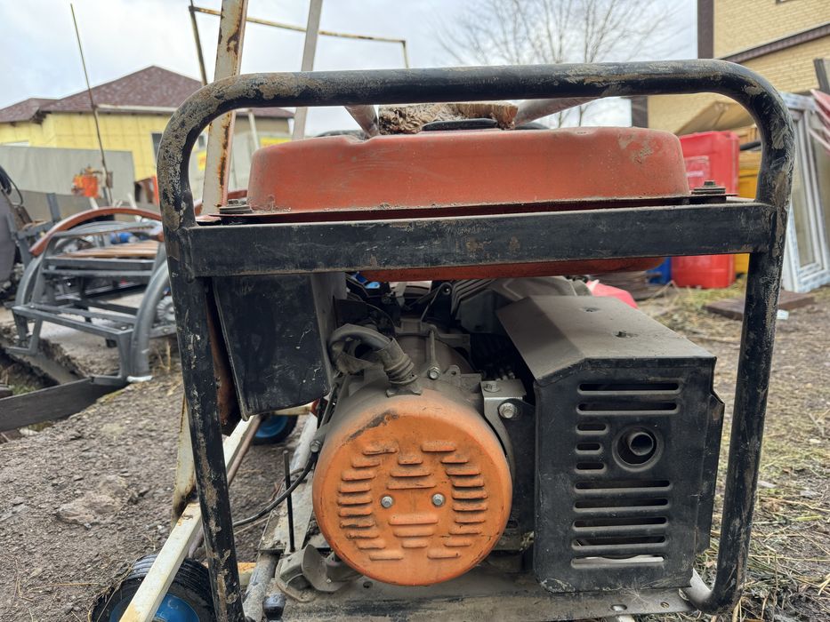 Продам бензиновый генератор. Матеус