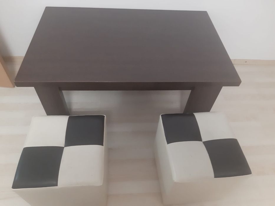 Masa de cafea si 2 tamburele alaturi