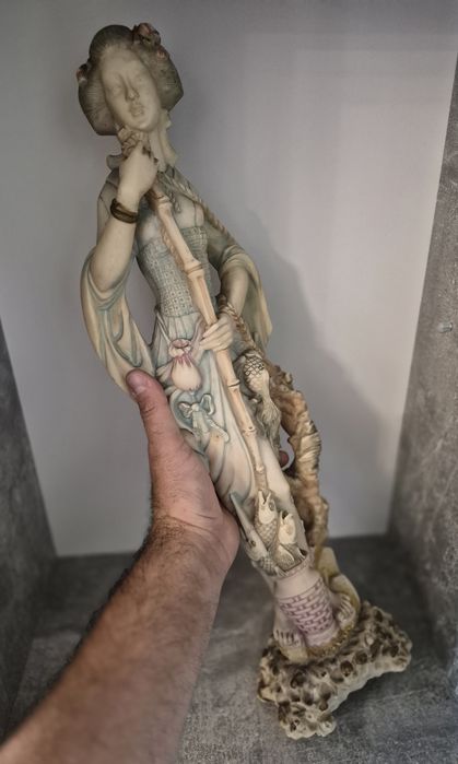 Statuetă japoneză Gheișă vintage, 53cm sculptată din steatit (rășină osoasă), anii 1950.
