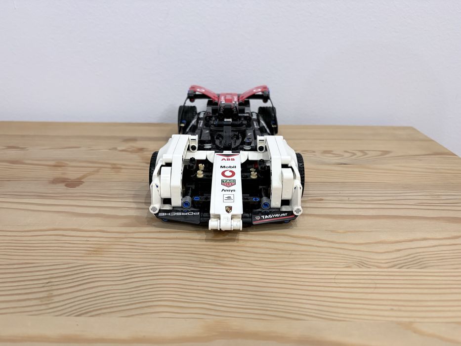 LEGO Technic 42137 покупал в Дубае. Причина продажи(дёшёва) - переезд