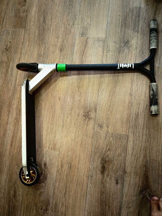 Трюковый самокат кастом в рабочем состоянии.