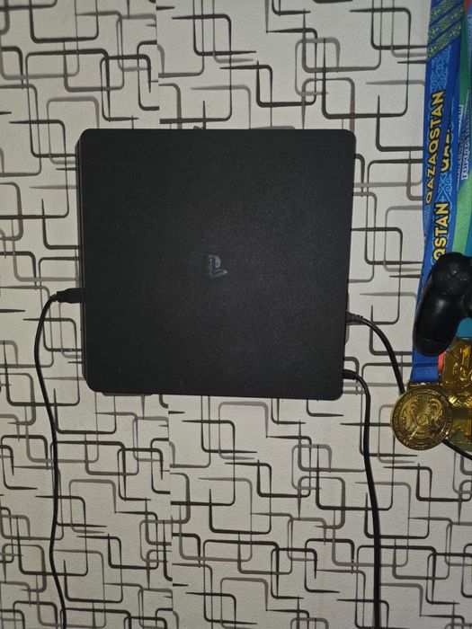 Продаю PS4 на 1 терабайт с играми