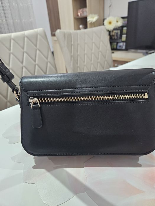 Чанта на фирма Guess.