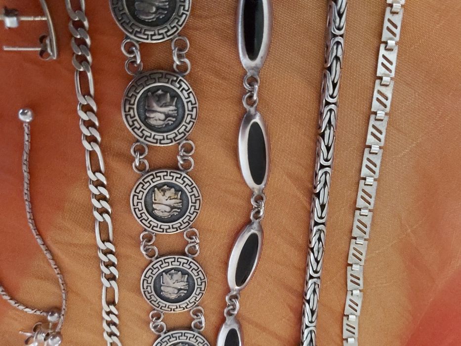 Сребърни гривни и обеци, дамски.