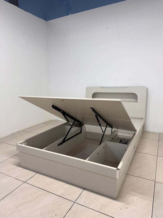 Двуспальная кровать