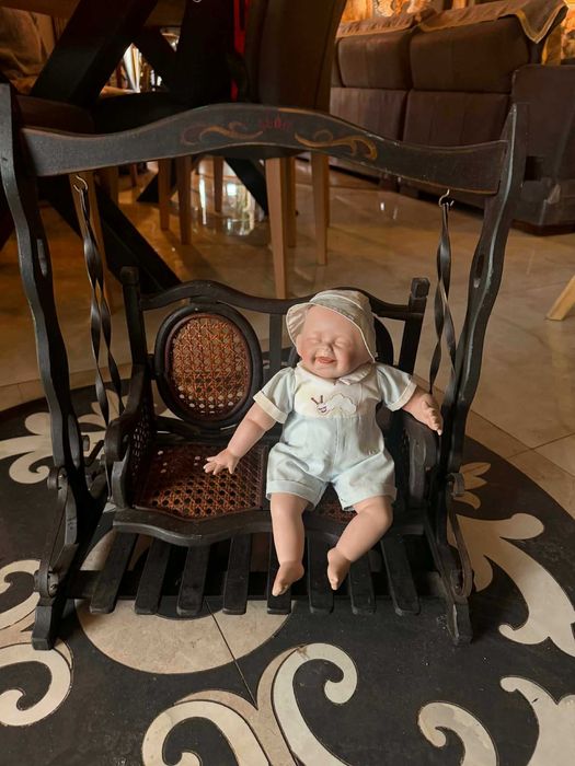 Здравейте. Предлагам старинна, дървена, двойна ретро люлка за кукли