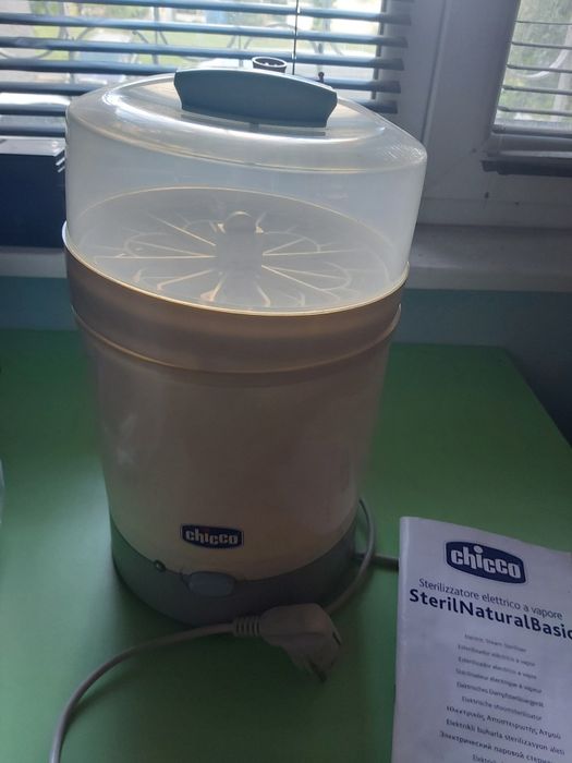 Стерилизатор но Chico , голям и удобен, събира много шишета и биберони