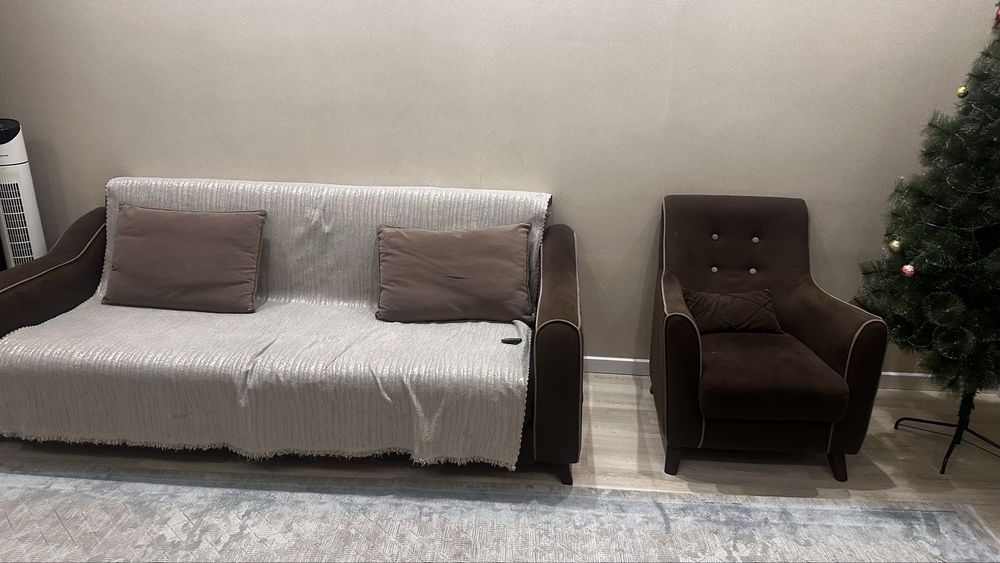 Диван с креслом с подушками