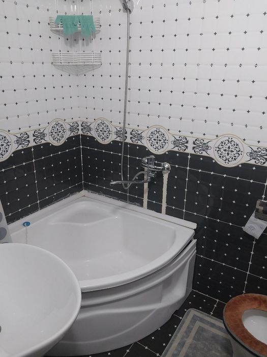 Критий томонда жойлашган 2 хонали квартира ижарага берилади