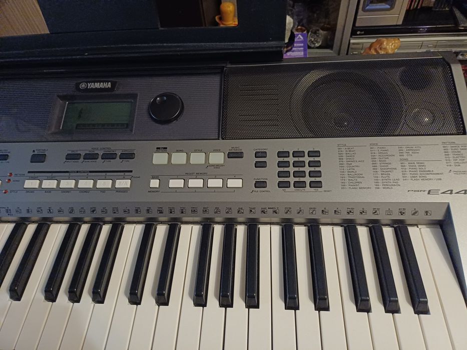 Vând  Yamaha PSR E443