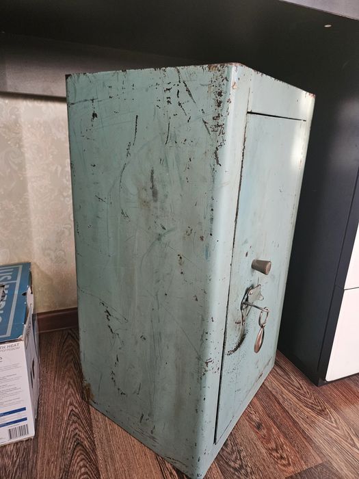 Продаётся сейф железный