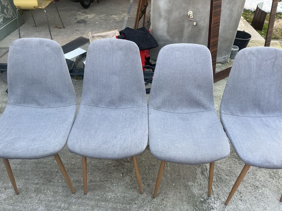 Scaune gri utilizate