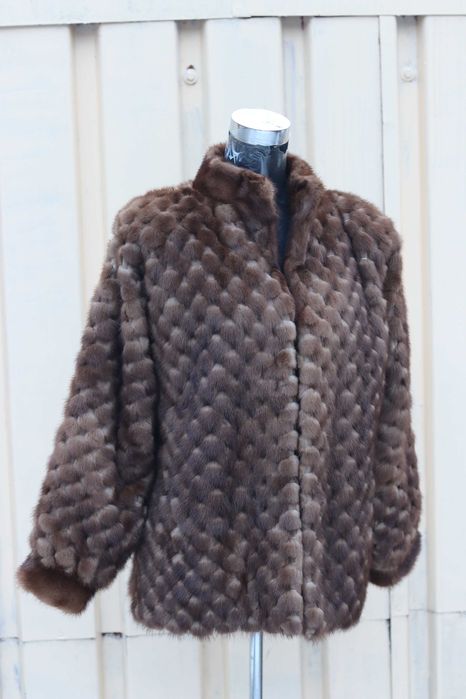 TENDINTE SI STIL!Aparte jacheta din blana de vizon caramel cupratt.