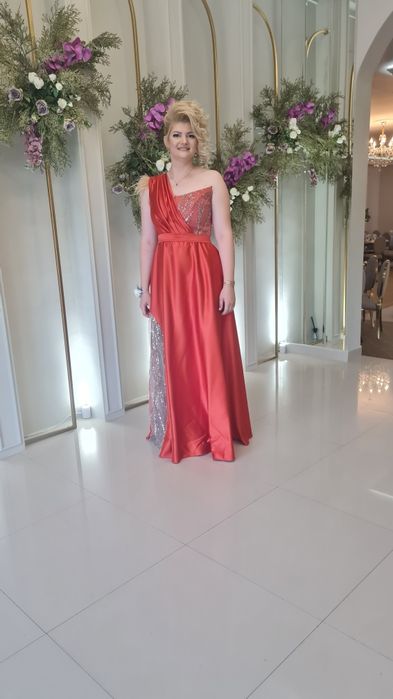 Rochie ocazie din tafta usor elastica.