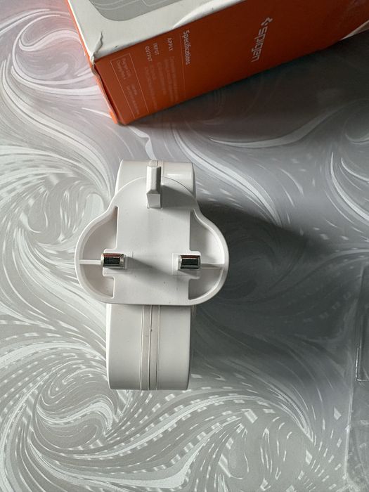 Адаптер Spigen с 4USB