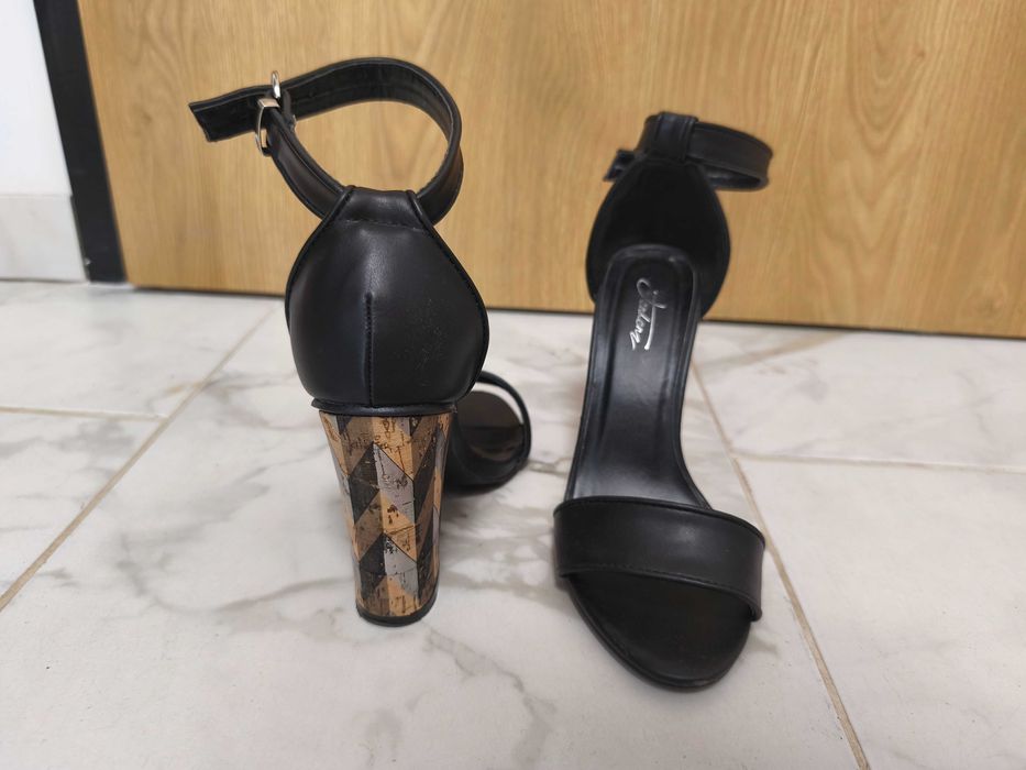 Дамски обувки на висок ток