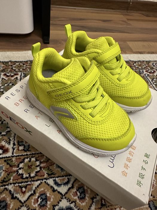 Кроссовки малышковые 22 размер