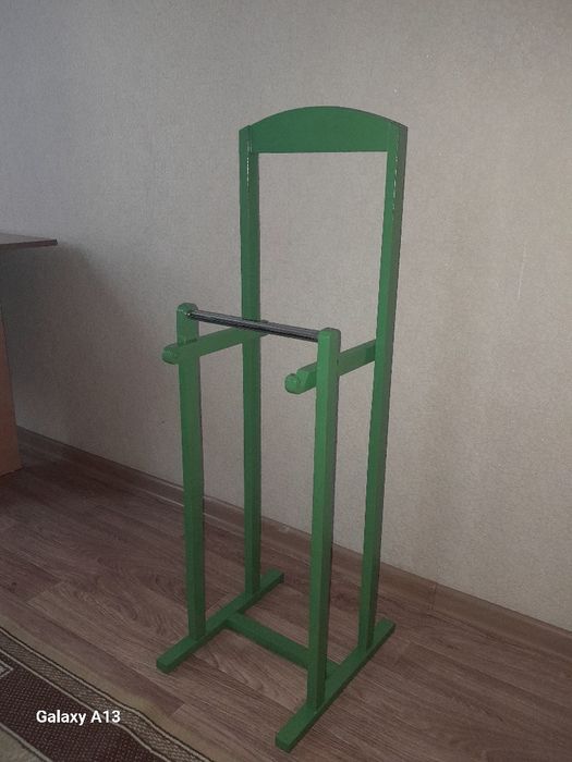 Продаётся вешалка напольная для детей.
