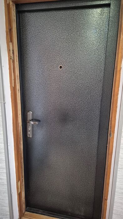 Продам входную дверь