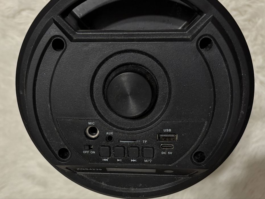 Продаю мощную Bluetooth колонку + комплект