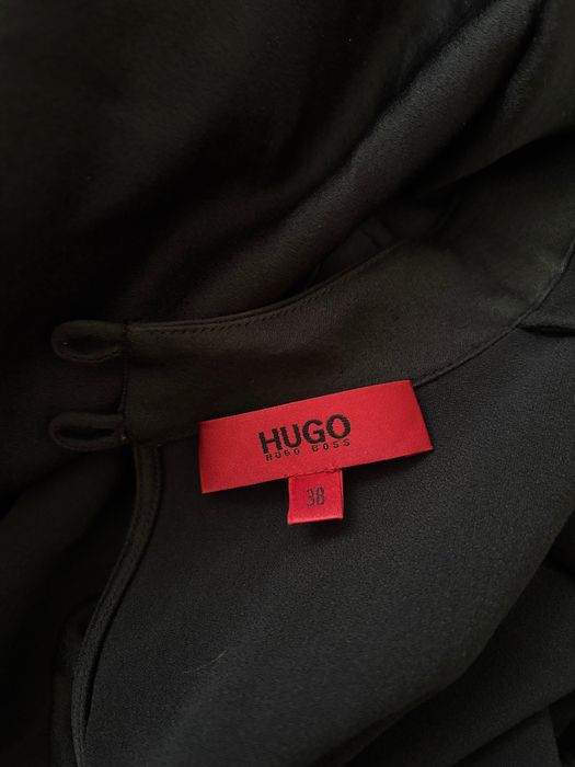 Къса сатенена черна рокля Hugo Boss
