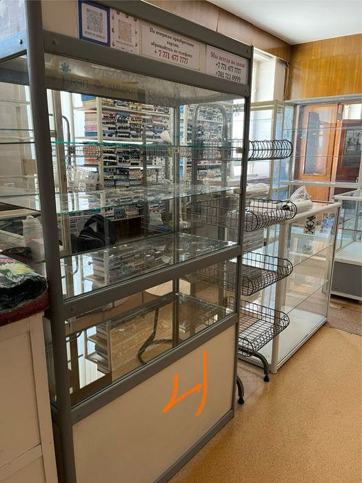 Высокие витрины для магазина — срочно, часть продана