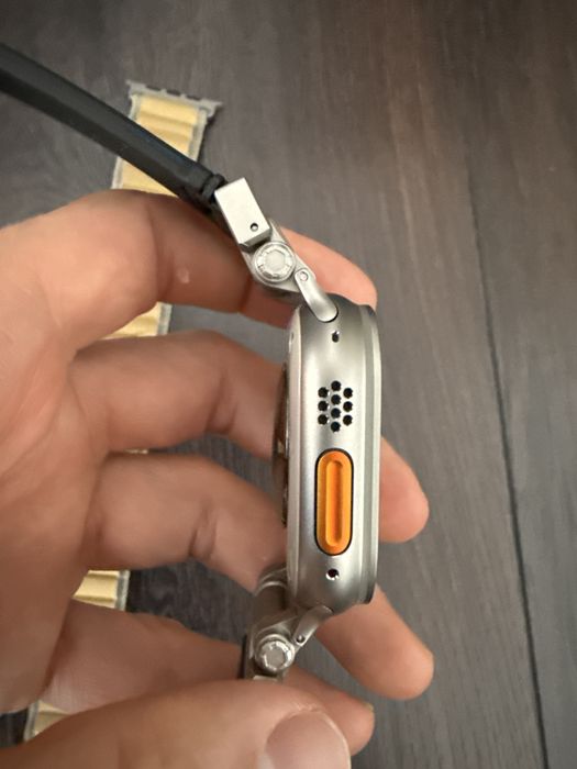 Apple Watch Ultra 2 titanium