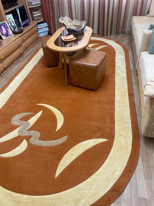 Vand mobila living completa (vitrina, canapea, covor, masuta si tabure