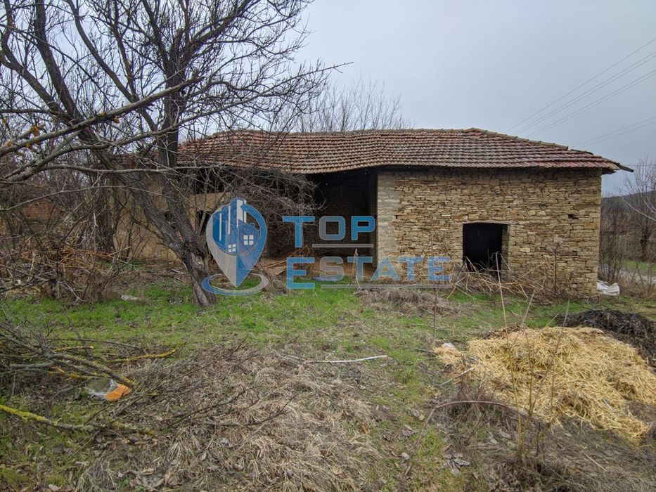 Парцел със стара къща в село Долна Липница