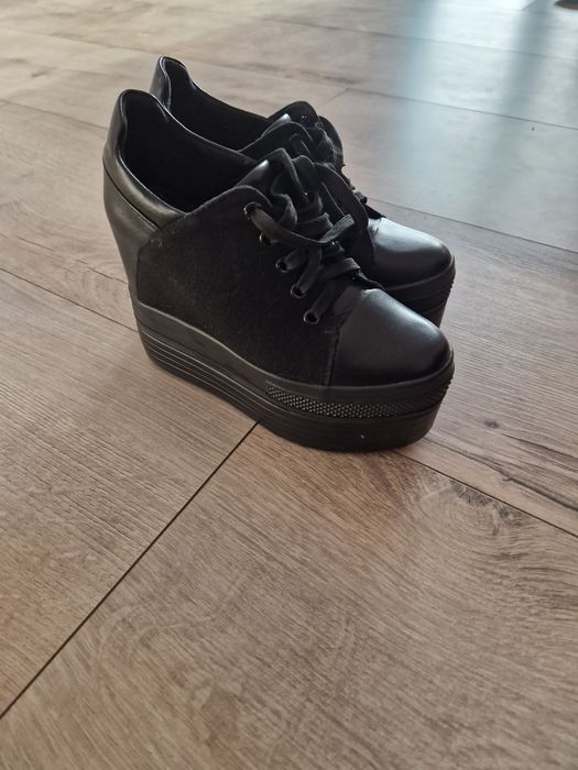 Vând pantofi cu platforma