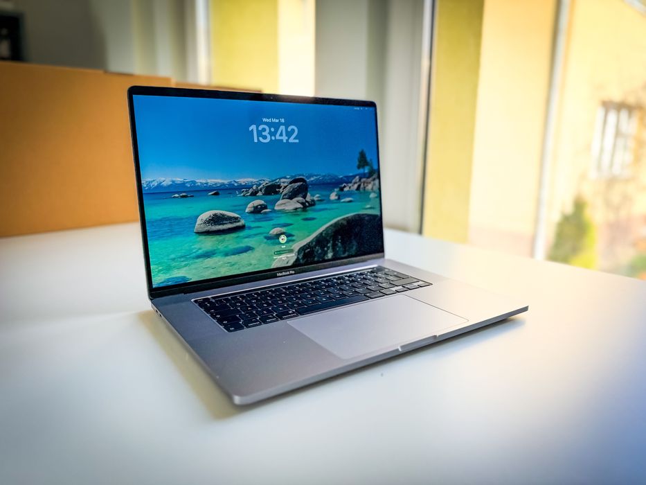  MacBook Pro 16" , 2019 2.4 GHz 8 - Core i9 64GB RAM 1TB + Radeon 4GB