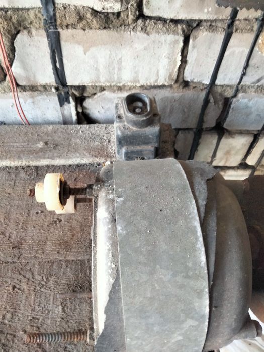 Тиски, верстак,наждак продам.