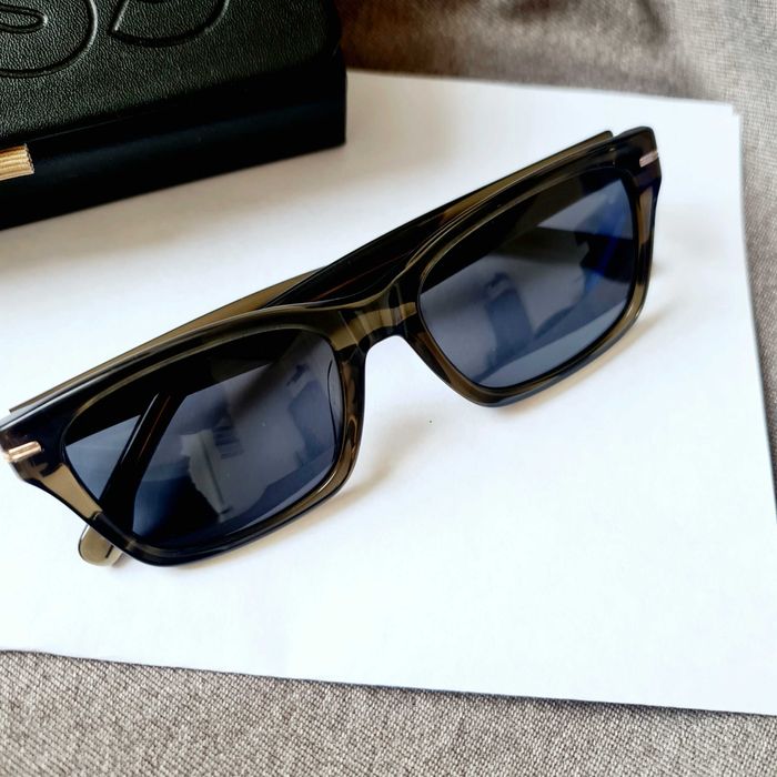 солнцезащитные очки Boss.