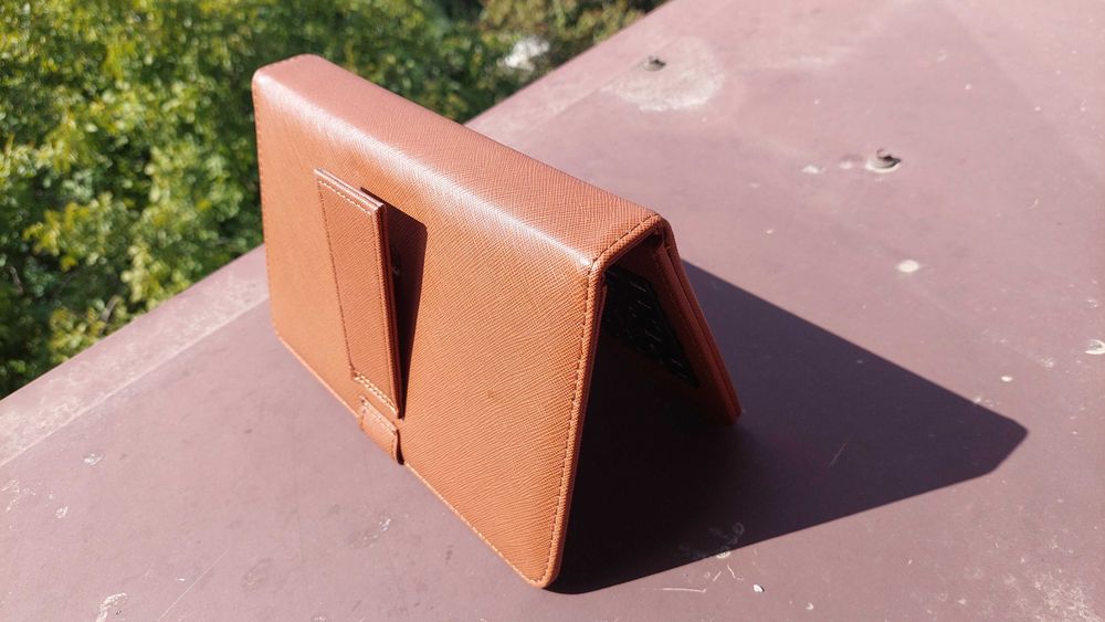 Tastatura si coperta piele pentru tablete