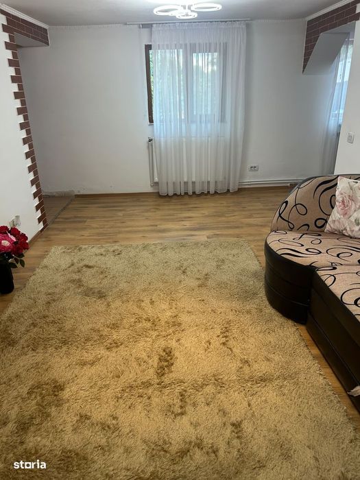 Casă cu 4 camere, curte și acces asfaltat
