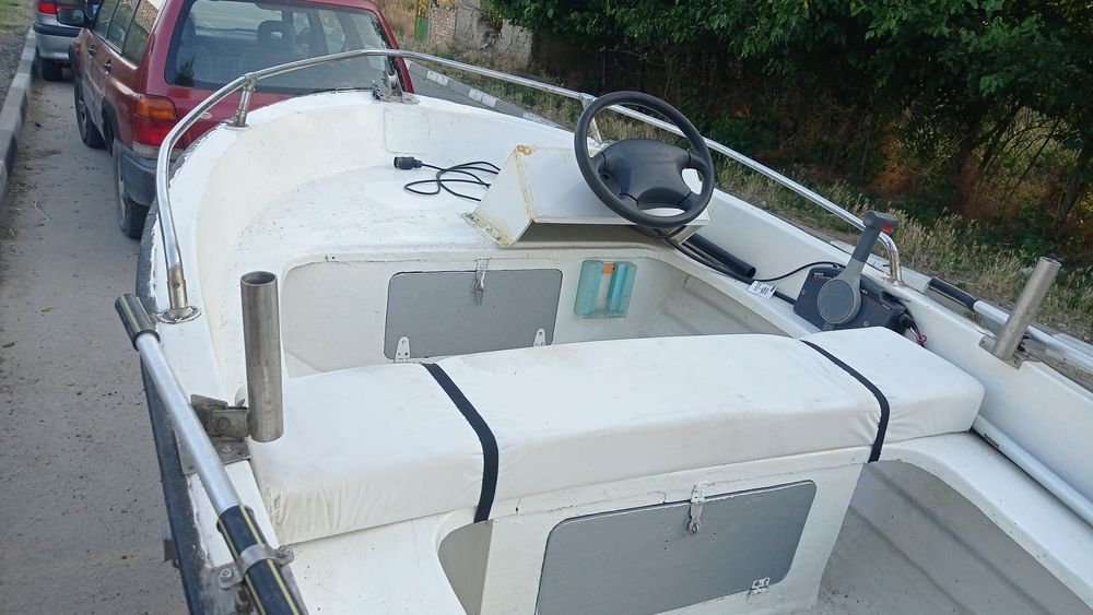 Лодка с колесар и двигател