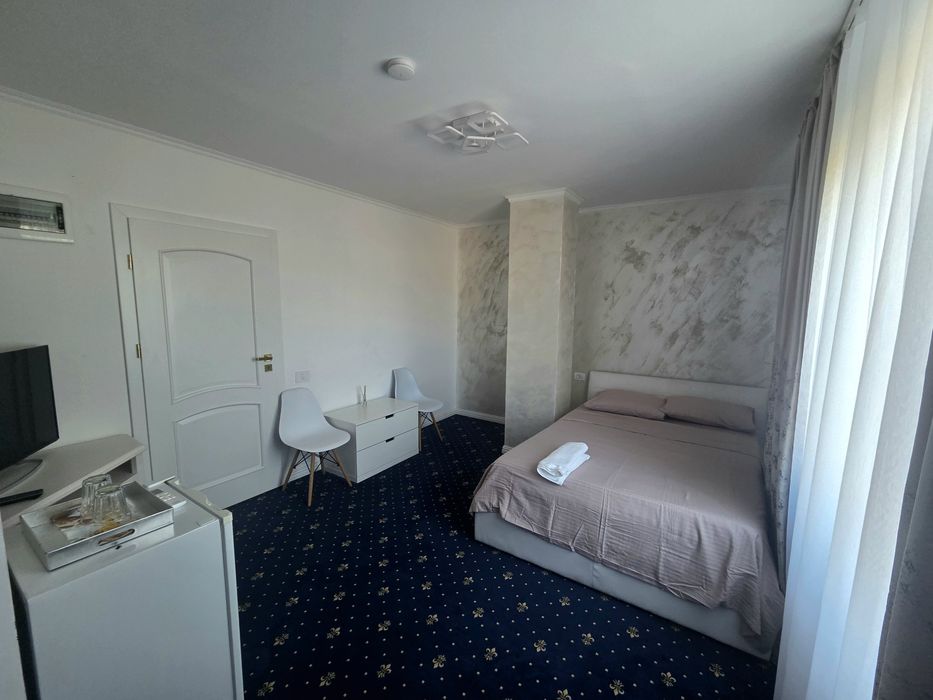 Camere duble cu baie proprie de inchiriat