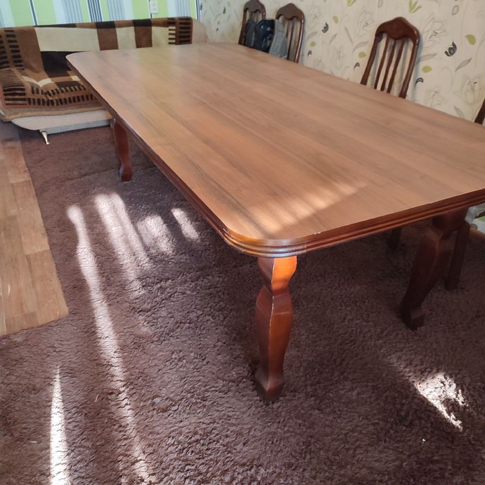 Стол в гостиную комнату