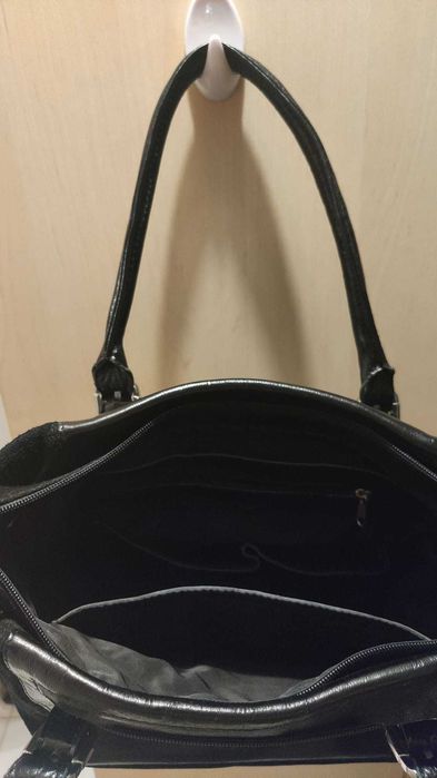 geanta neagra, piele (si piele intoarsa), cu compartimente, stare buna